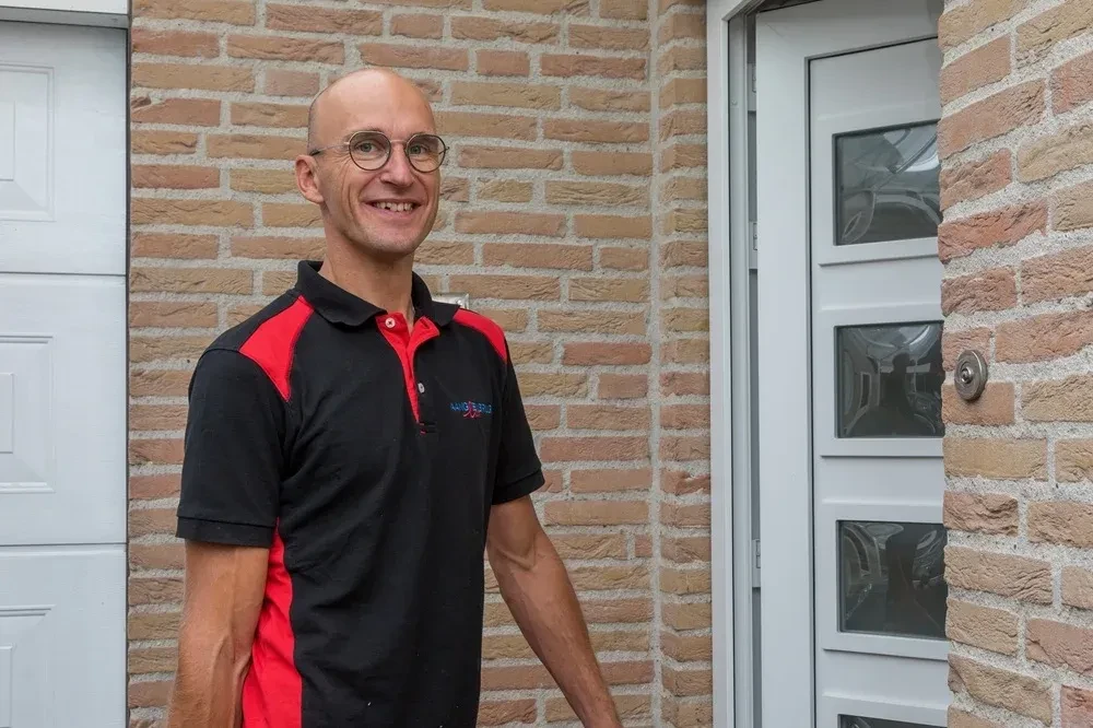 Monteur staat klaar voor een huis voor reparatie van een vaatwasser